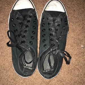 black flip tongue converse